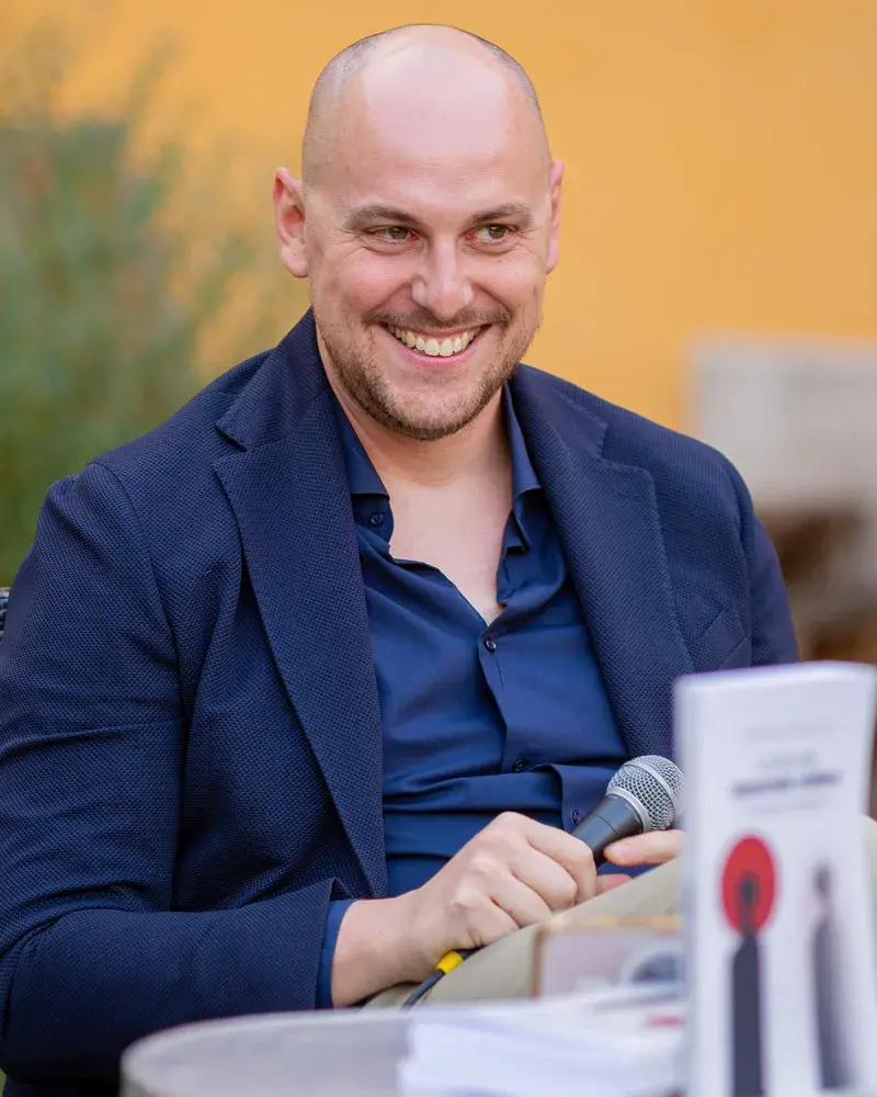 Gabriele Pecchioli sorride durante la presentazione del suo libro